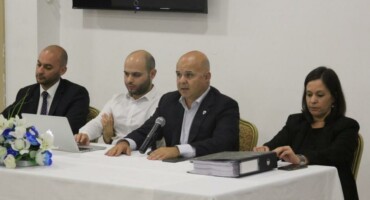 ti-ginetai-sti-synelefsilive