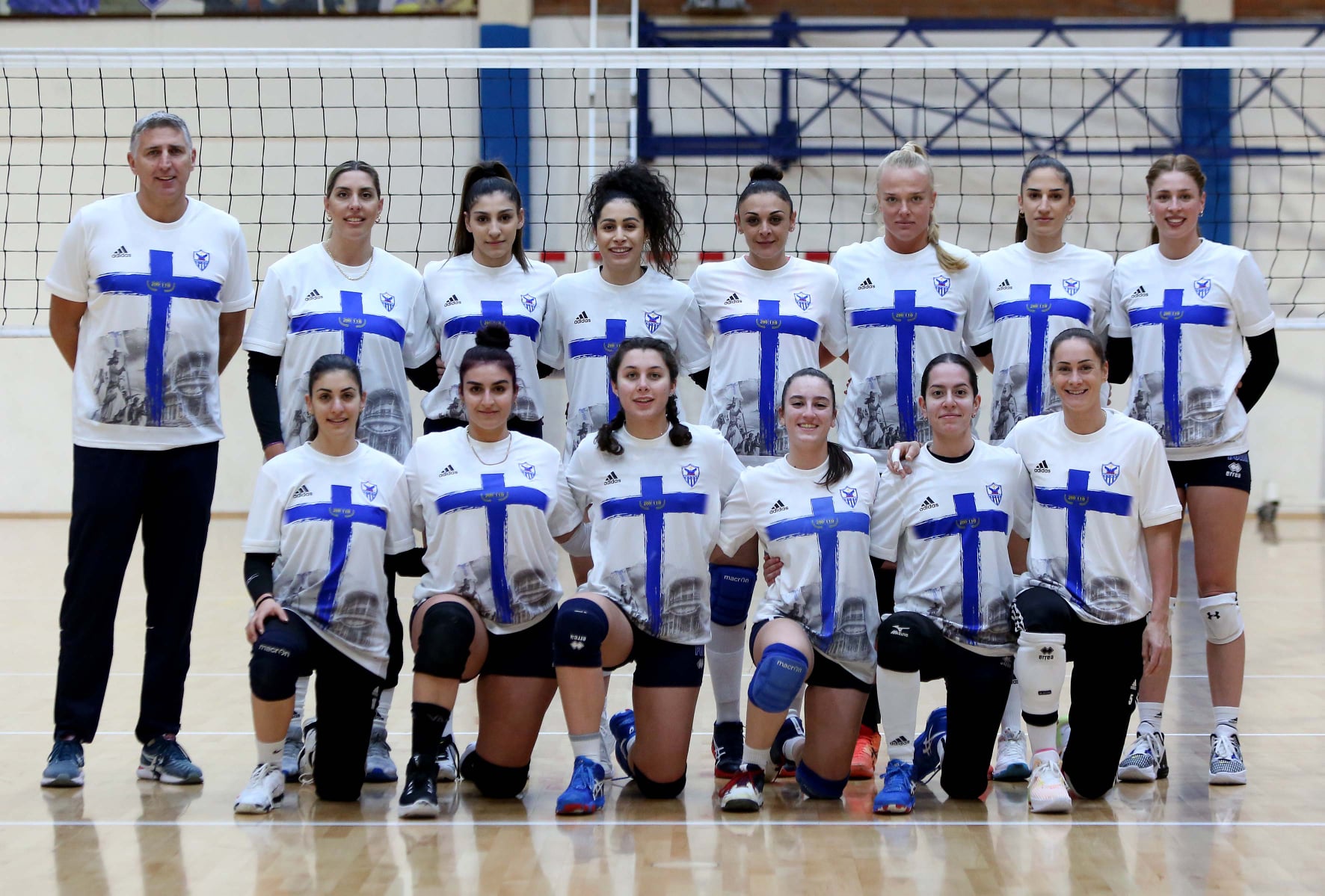 tria-krousmata-stin-petosfairiki-anorthosi