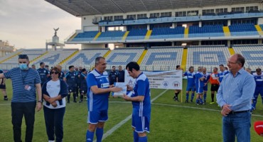 me-nikitria-tin-anorthosi-to-filiko-me-tous-ypourgous