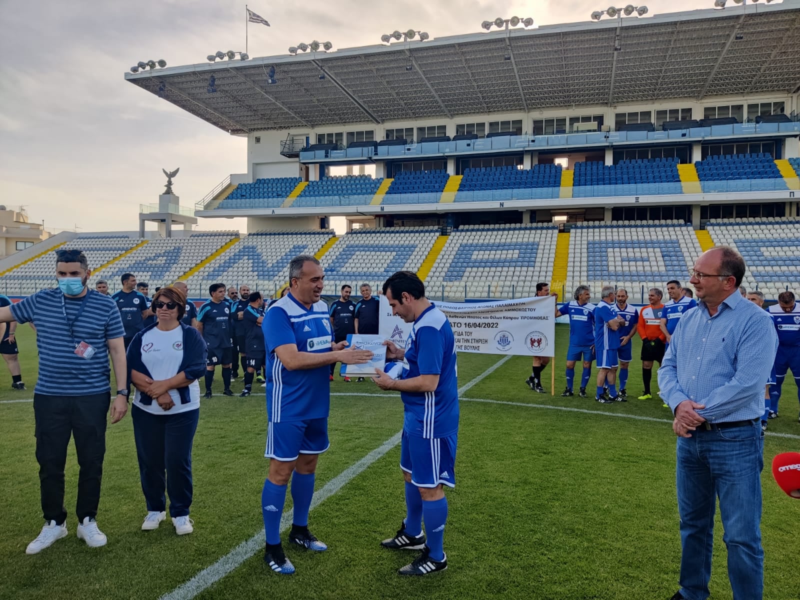 me-nikitria-tin-anorthosi-to-filiko-me-tous-ypourgous