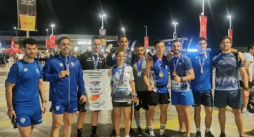 etrexan-oi-dromeis-mas-sto-running-under-the-moon