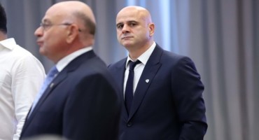 oristiko-to-schisma