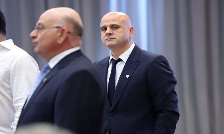 oristiko-to-schisma