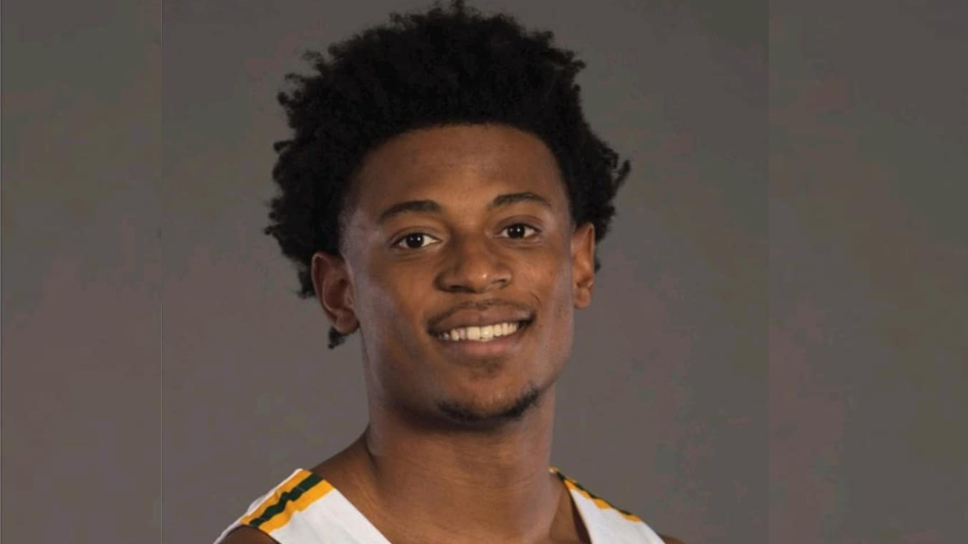 me-ton-foinika-sto-stithos-o-antonio-wade