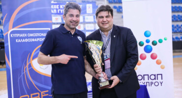 mikellidis-aftin-tin-prospatheia-prepei-na-tin-agkaliasei-me-perissoteri-thermi-o-kosmos-tis-anorthosis-kai-na-stathei-dipla-mas