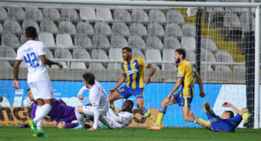 ouariso-diaititis-edose-tetoio-efkolo-penalti-kai-mou-edose-kai-karta-dechthika-klotsies-kai-den-edose-kartes