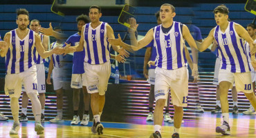 akoma-tesseris-paramenoun-me-ton-foinika-sto-stithos