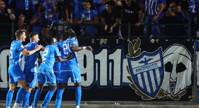 i-entekada-pou-paizei-apenanti-stin-omonoia-apostoli