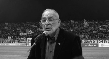 na-ton-apochairetisei-o-kosmos-se-ena-gipedo-gemato-ellinikes-simaies