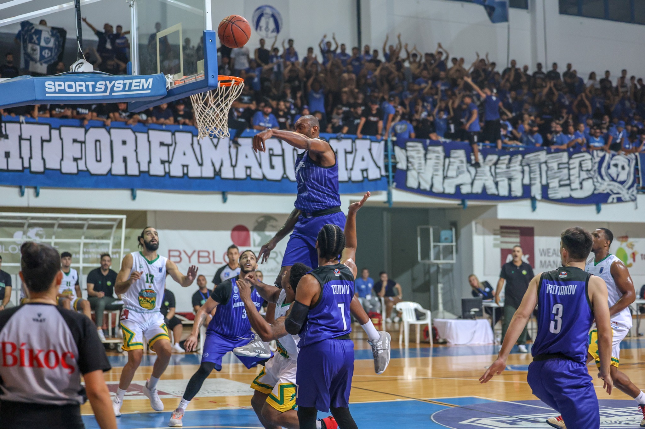 me-50-filathlous-to-avriano-ektos-edras-paichnidi-me-tin-aek