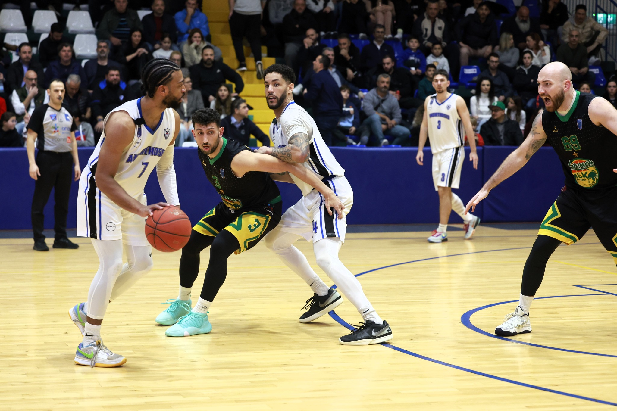 se-anoikti-zoni-apo-to-rik-to-paichnidi-me-tin-aek