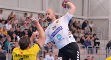 erchetai-kypro-o-adamovic