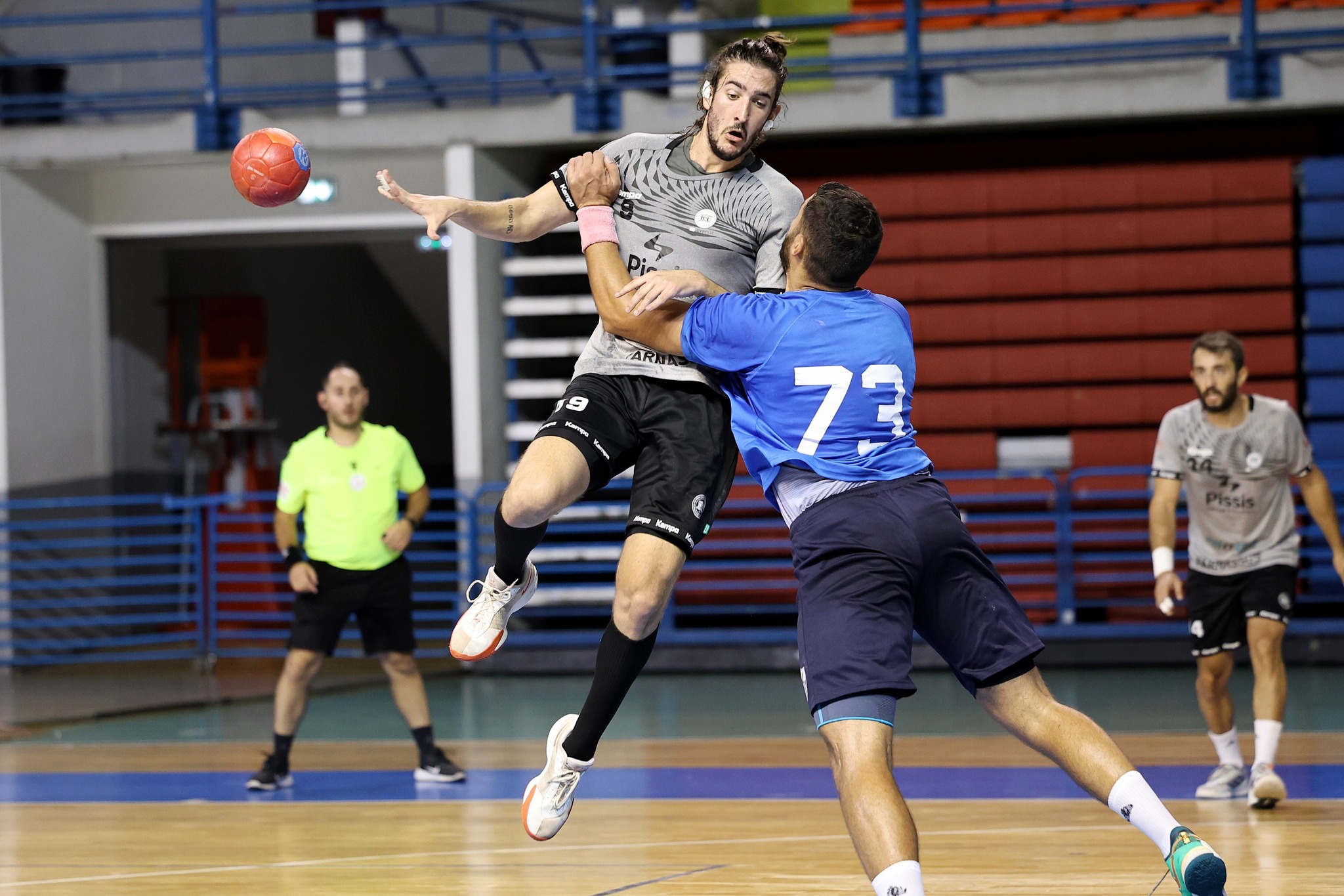 tin-kyriaki-i-premiera-sto-protathlima-chantbol