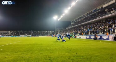 to-paichnidi-me-tin-aek-mesa-apo-ta-matia-tou-foinika