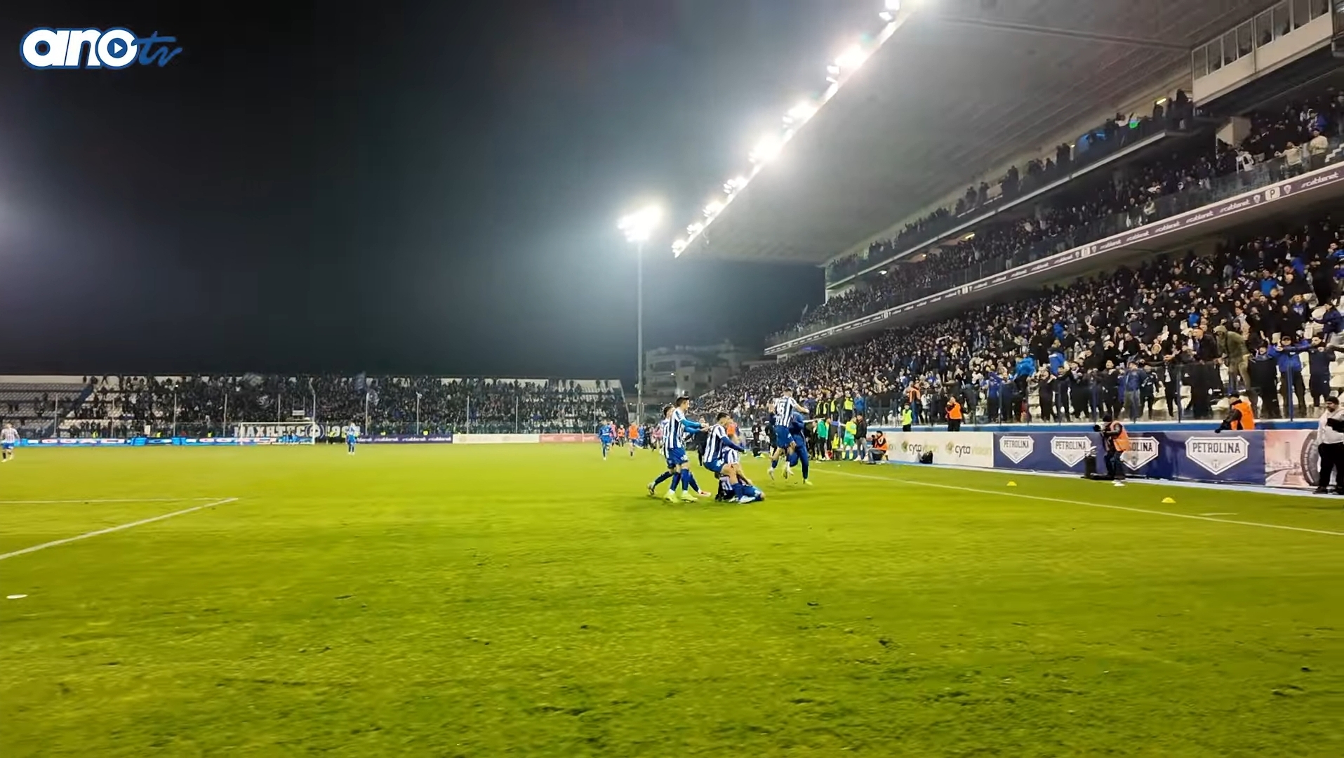 to-paichnidi-me-tin-aek-mesa-apo-ta-matia-tou-foinika