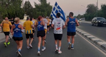 etrexan-dipla-stous-dromeis-tou-apoel-gia-ton-koino-stocho-fotos