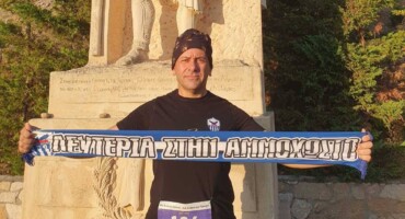 102-chiliometra-etrexe-o-giatros-me-ton-foinika-sto-stithos-kai-tin-ammochosto-stin-plati