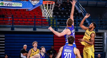 me-to-dexi-i-basketiki-mas-omada-sto-protathlima