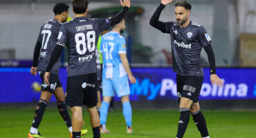 etsi-diamorfothike-to-programma-ton-play-off